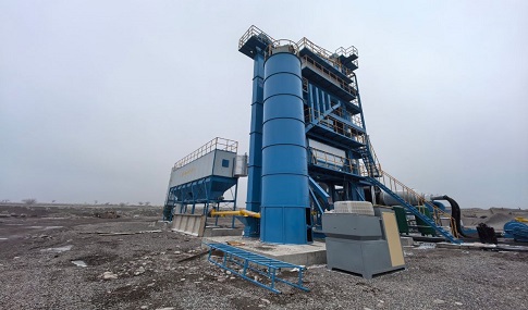 Asphalt mixing plant producing hot mix asphalt